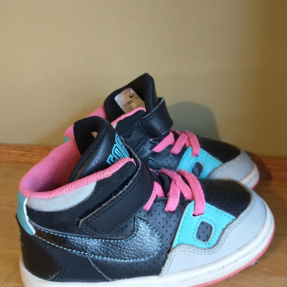 Nike Force girl tennis shoes 8